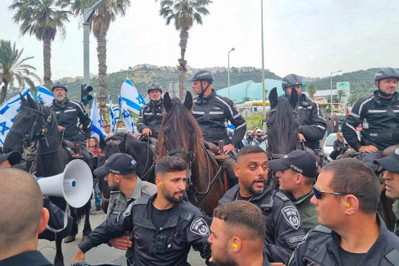 שוטרים ופרשים בהפגנה במת"מ | צילום: רדיו חיפה