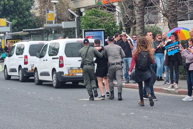 מפגין נעצר במת"מ | צילום: רדיו חיפה